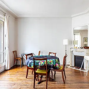 https://lovely-homely-apartment-in-batignolles.fr-paris.fr
