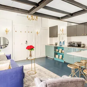 https://luxury-2-bedroom-apartment-with-ac-near-louvre.fr-paris.fr